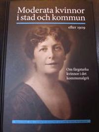 Moderata kvinnor i stad och kommun efter 1909 : om färgstarka kvinnor i det kommunalgrå